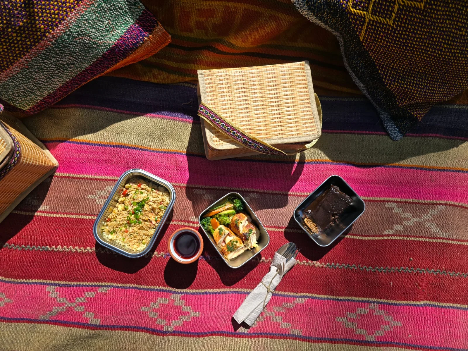 Platos gourmet del Picnic Andino en envases de acero y canasta artesanal